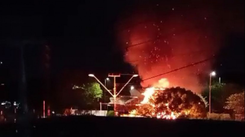 Incêndio no bairro Passaré, em Fortaleza, nas proximidades do hospital Sarah Kubitschek