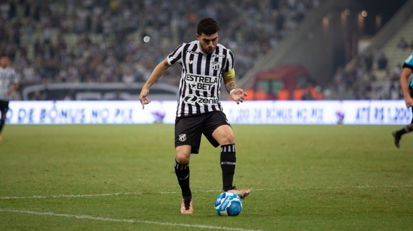 Volante Richardson no jogo Ceará x Chapecoense, na Arena Castelão, pelo Campeonato Brasileiro Série B 2023