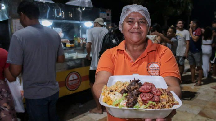 Pratinho da Madrugada atrai centenas de pessoas todas as noites na Beira-Mar de Fortaleza