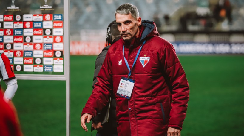 Técnico Juan Pablo Vojvoda no jogo Palestino x Fortaleza pela Copa Sul-Americana 2023