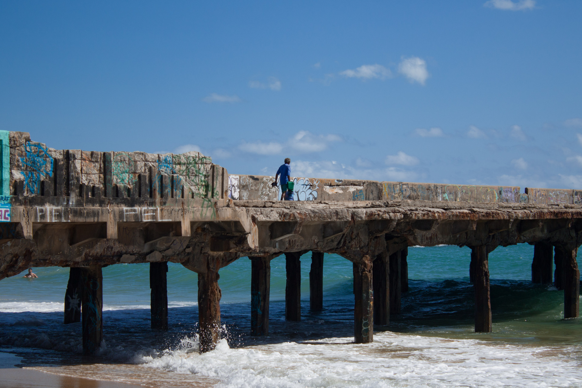 FORTALEZA, CEARÁ, BRASIL, 06-08-2023: Movimentação de pessoas na Ponte Velha do Poço da Draga logo após o fechamento da entrada da ponte na Praia de Iracema. (Foto: Samuel Setubal)