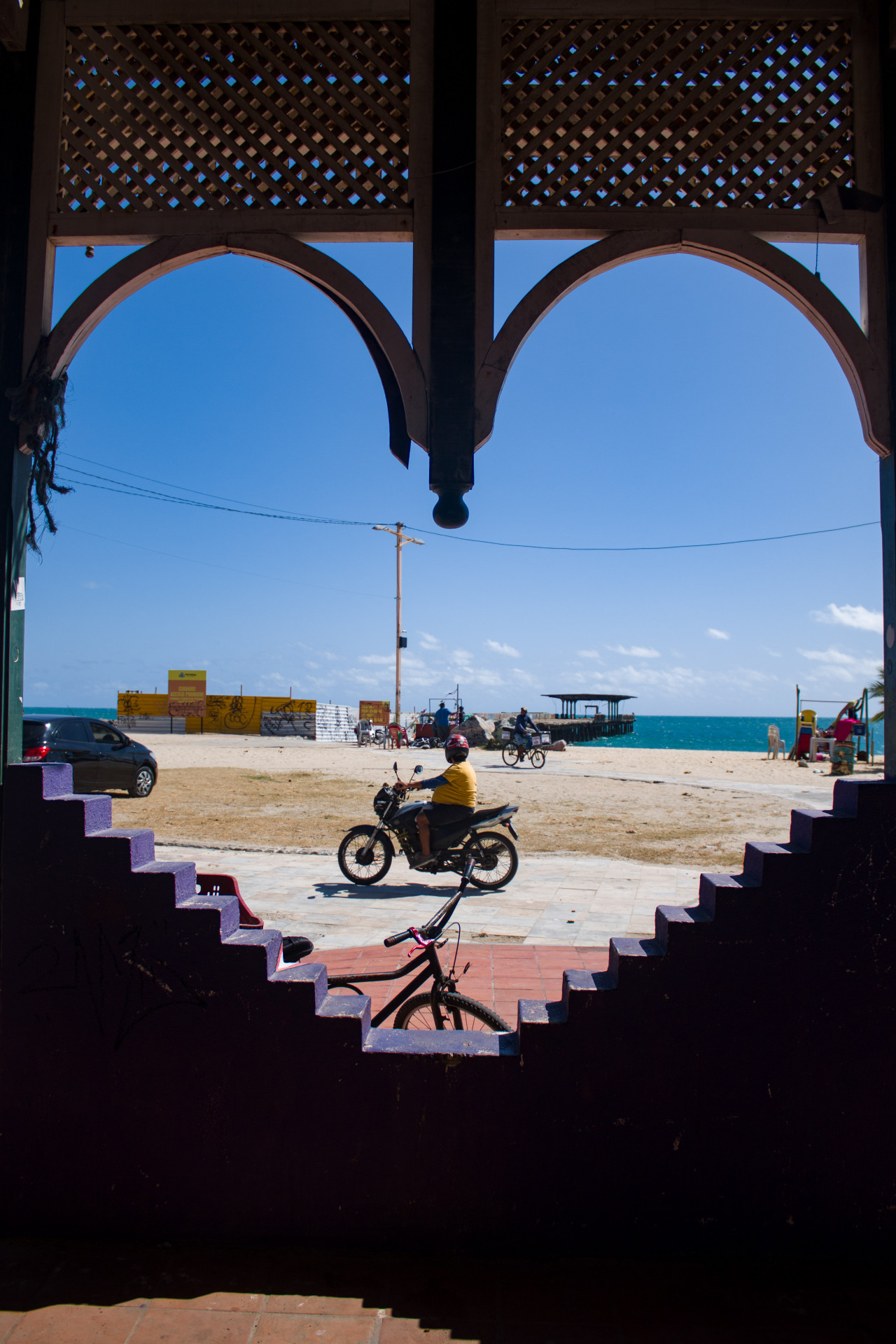 FORTALEZA, CEARÁ, BRASIL, 06-08-2023: Movimentação de pessoas na Ponte Velha do Poço da Draga logo após o fechamento da entrada da ponte na Praia de Iracema. (Foto: Samuel Setubal)