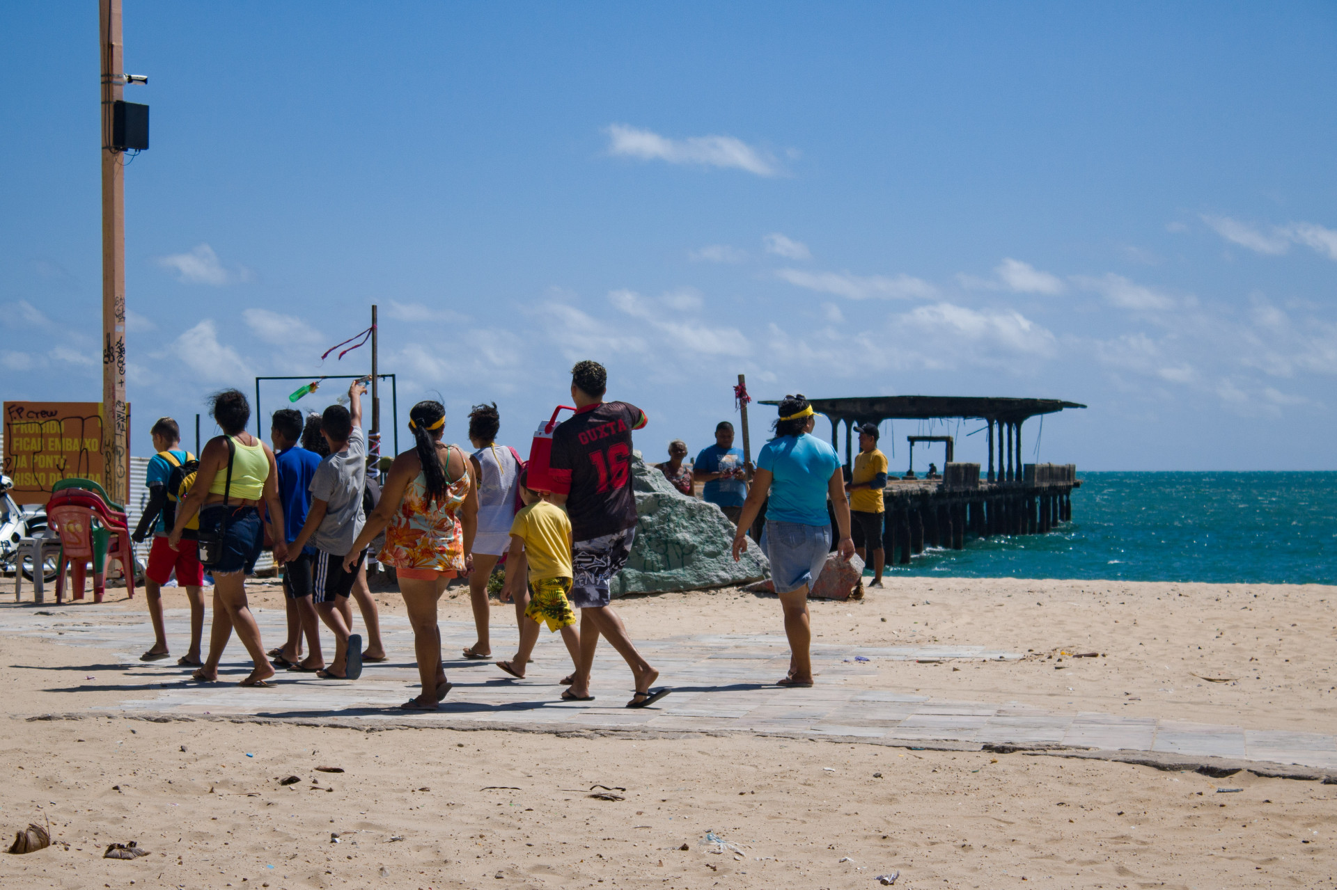 FORTALEZA, CEARÁ, BRASIL, 06-08-2023: Movimentação de pessoas na Ponte Velha do Poço da Draga logo após o fechamento da entrada da ponte na Praia de Iracema. (Foto: Samuel Setubal)