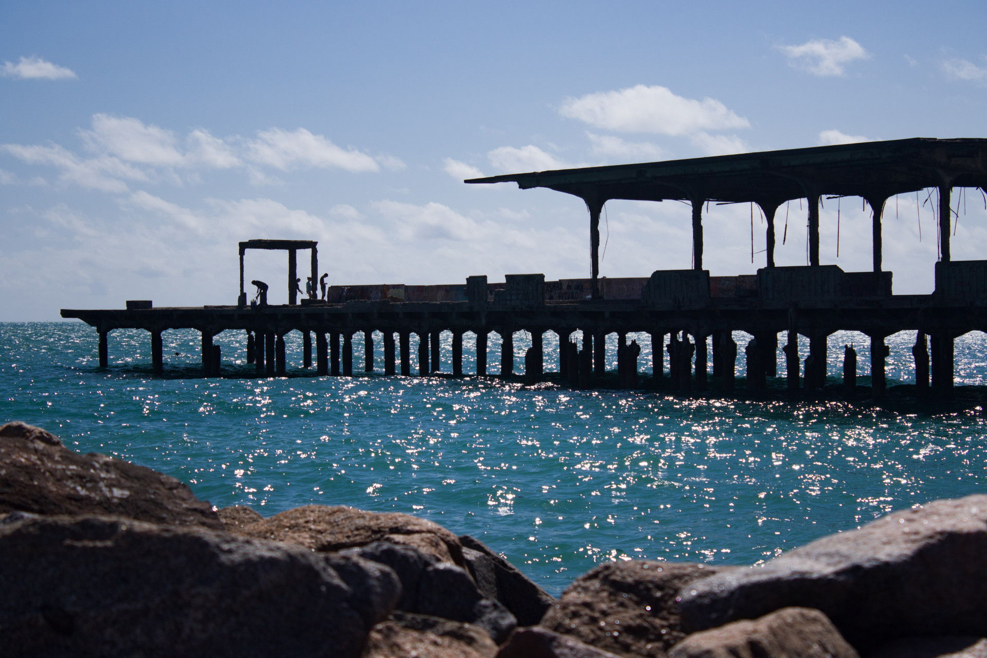 FORTALEZA, CEARÁ, BRASIL, 06-08-2023: Movimentação de pessoas na Ponte Velha do Poço da Draga logo após o fechamento da entrada da ponte na Praia de Iracema. (Foto: Samuel Setubal)