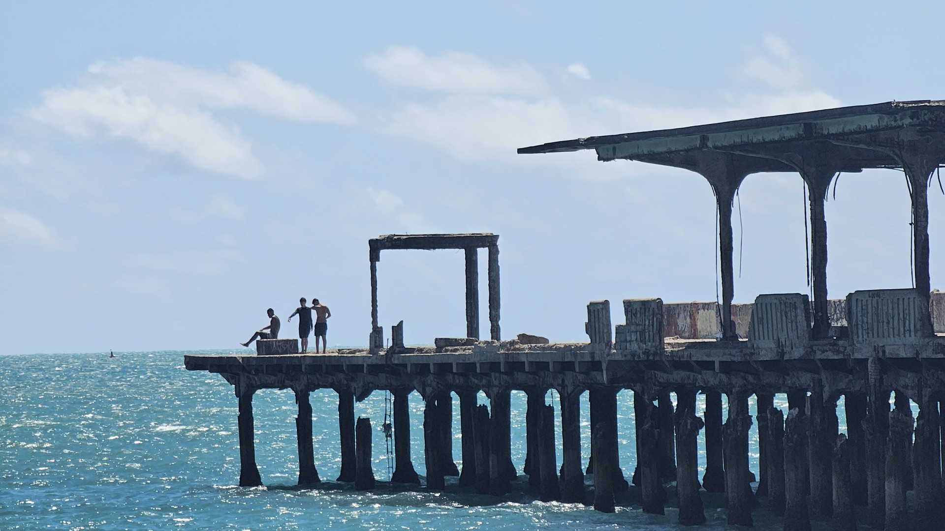 Grupo de adolescentes usa Ponte Metálica como plataforma para mergulhos; estrutura está interditada após acidente