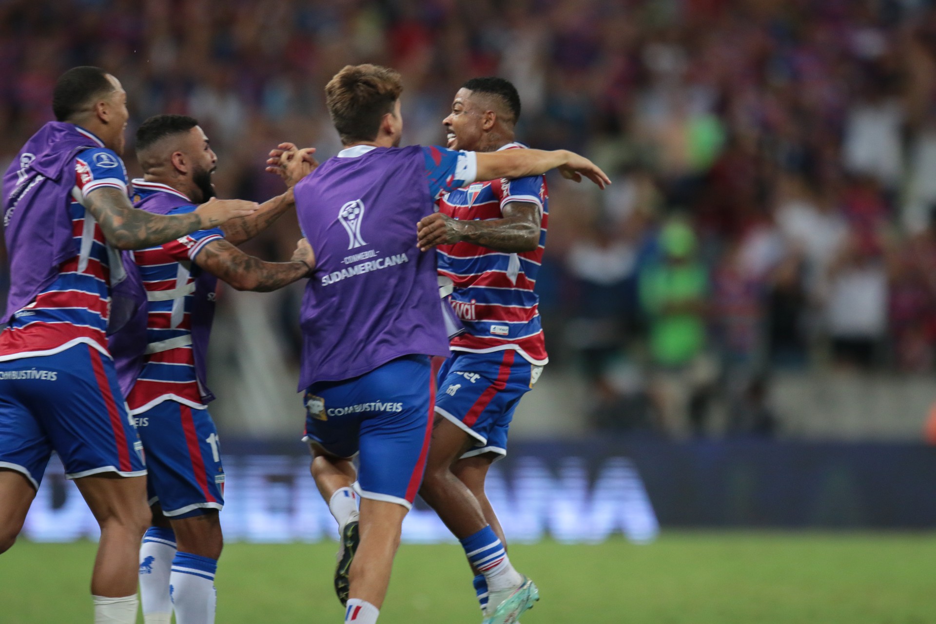 Jogadores do Fortaleza comemoram gol no jogo Fortaleza x Libertad pela Copa Sul-Americana (Foto: Samuel Setubal)