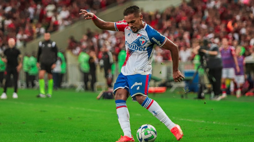 Lateral-esquerdo Bruno Pacheco no jogo Flamengo x Fortaleza, no Maracanã, pelo Campeonato Brasileiro Série A 2023