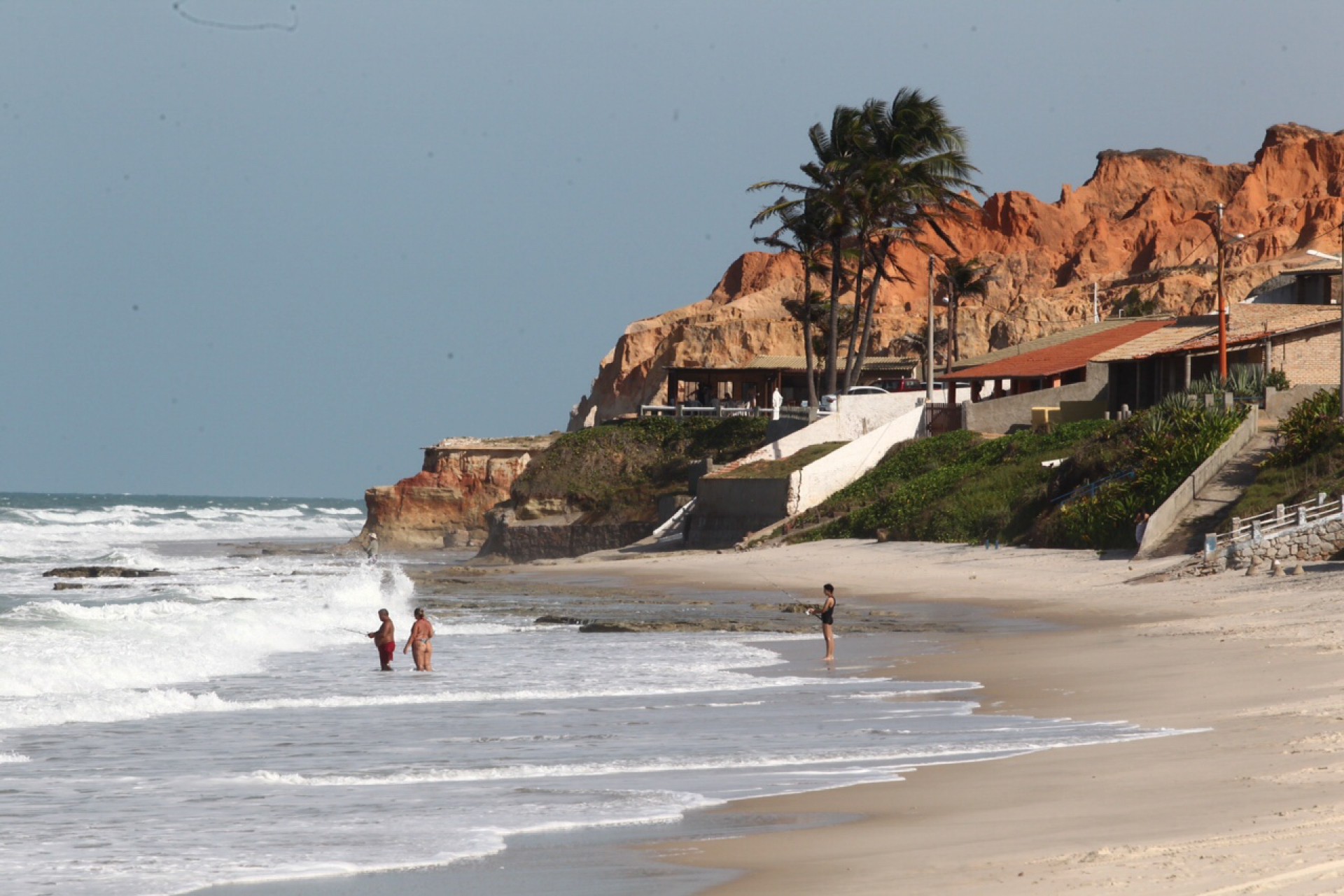 ￼Praia de Morro Branco, em Beberibe, está entre os destinos turísticos mais valorizados no litoral cearense (Foto: FÁBIO LIMA)