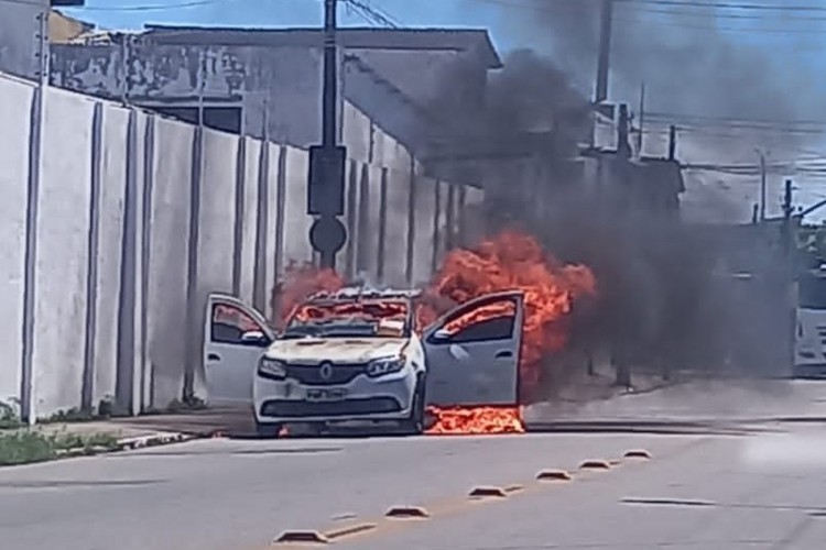 Carros foram incendiados em ataques criminosos nos bairros Carlito Pamplona e Pirambu, em Fortaleza, em agosto de 2023 