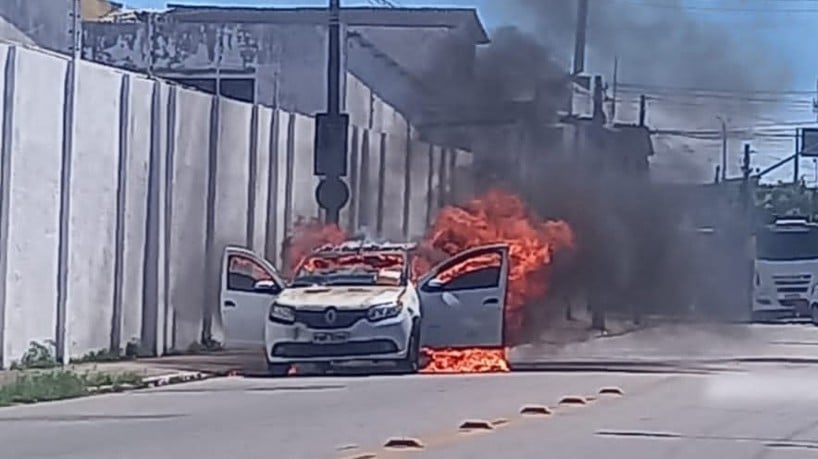 Carros foram incendiados em ataques criminosos nos bairros Carlito Pamplona e Pirambu, em Fortaleza, em agosto de 2023