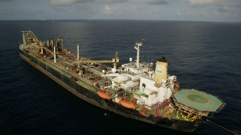 A Petrobras concluiu nesta sexta-feira (07) o leilão que vai permitir a empresa romper mais uma fronteira na indústria de exploração de petróleo. 
A Gerdau S.A. –que atua em áreas como mineração, produção de aço e reciclagem de metal – em parceria com o estaleiro Ecovix, arrematou a plataforma de exploração P-32, para que seja submetida ao processo de descomissionamento – uma forma de reciclagem da estrutura, mitigando impactos ambientais. Foto: Petrobras/Divulgação