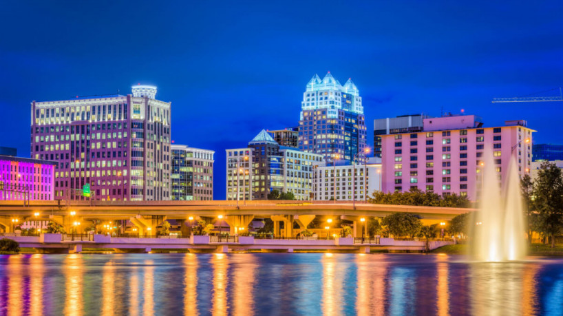 Orlando possui várias atrações noturnas (Imagem: Sean Pavone | ShutterStock)