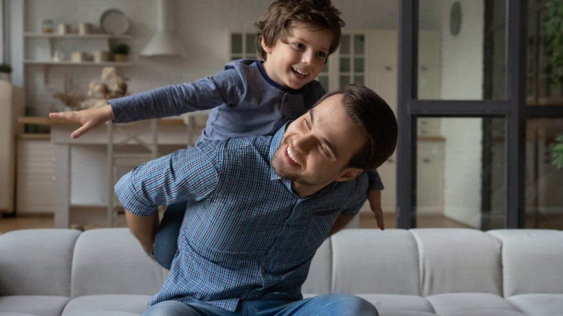 Astrologia revela como o pai de cada signo demonstra o seu amor (Imagem: fizkes | Shutterstock)