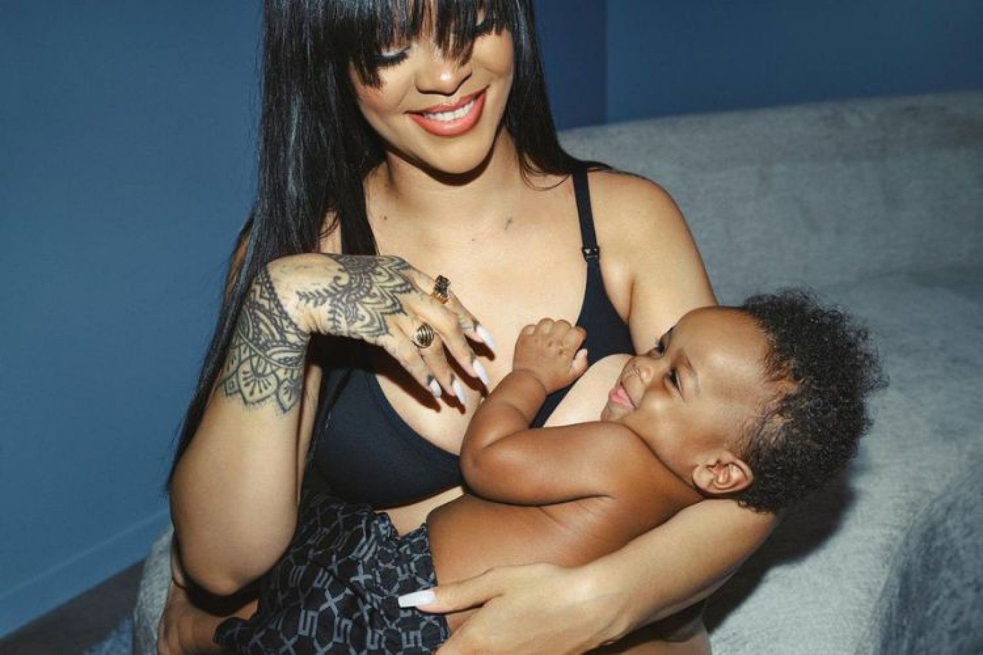 Rihanna e o filho, RZA, em foto de campanha da coleção maternidade.