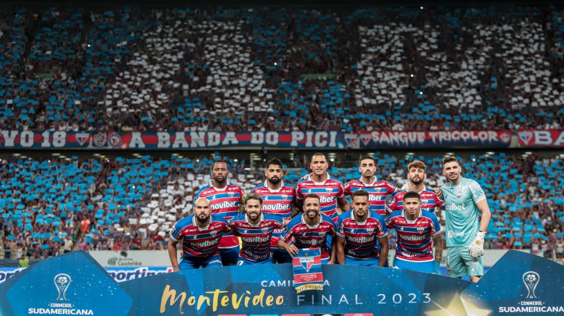 Jogadores do Fortaleza posam para foto no jogo Fortaleza x Libertad, na Arena Castelão, pela Copa Sul-Americana 2023