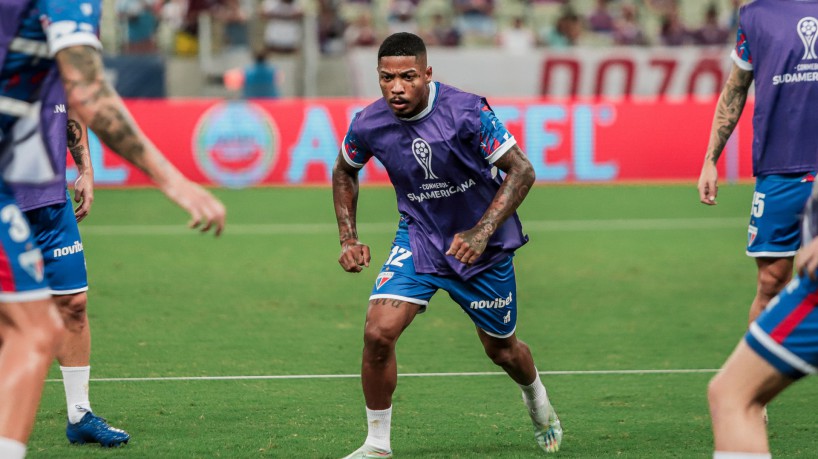 Atacante Marinho em aquecimento antes do jogo Fortaleza x Libertad, na Arena Castelão, pela Copa Sul-Americana 2023