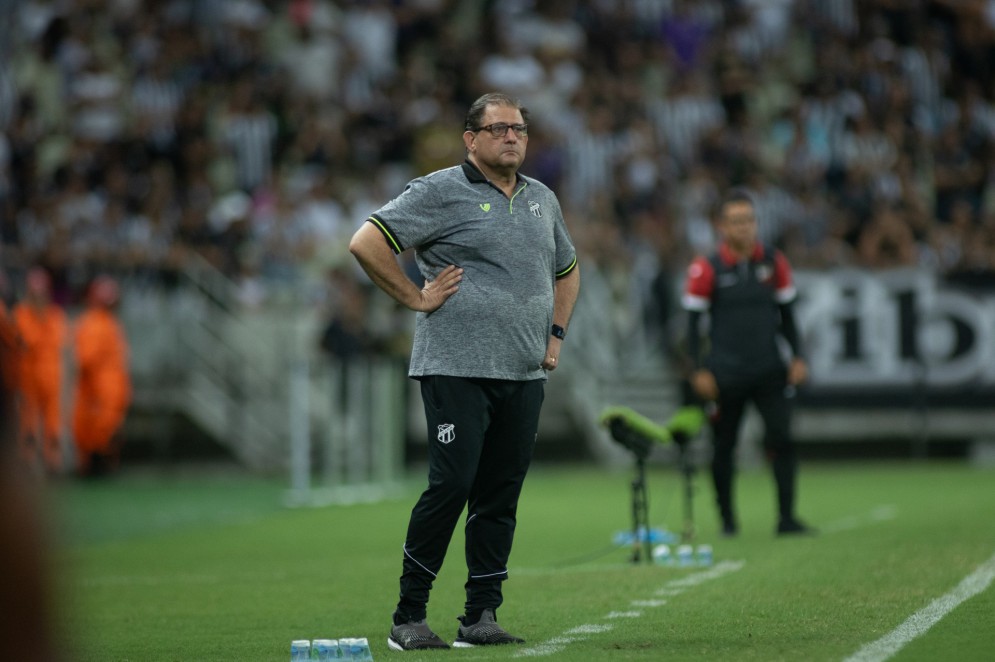 Técnico Guto Ferreira comandando o Ceará pela Série B