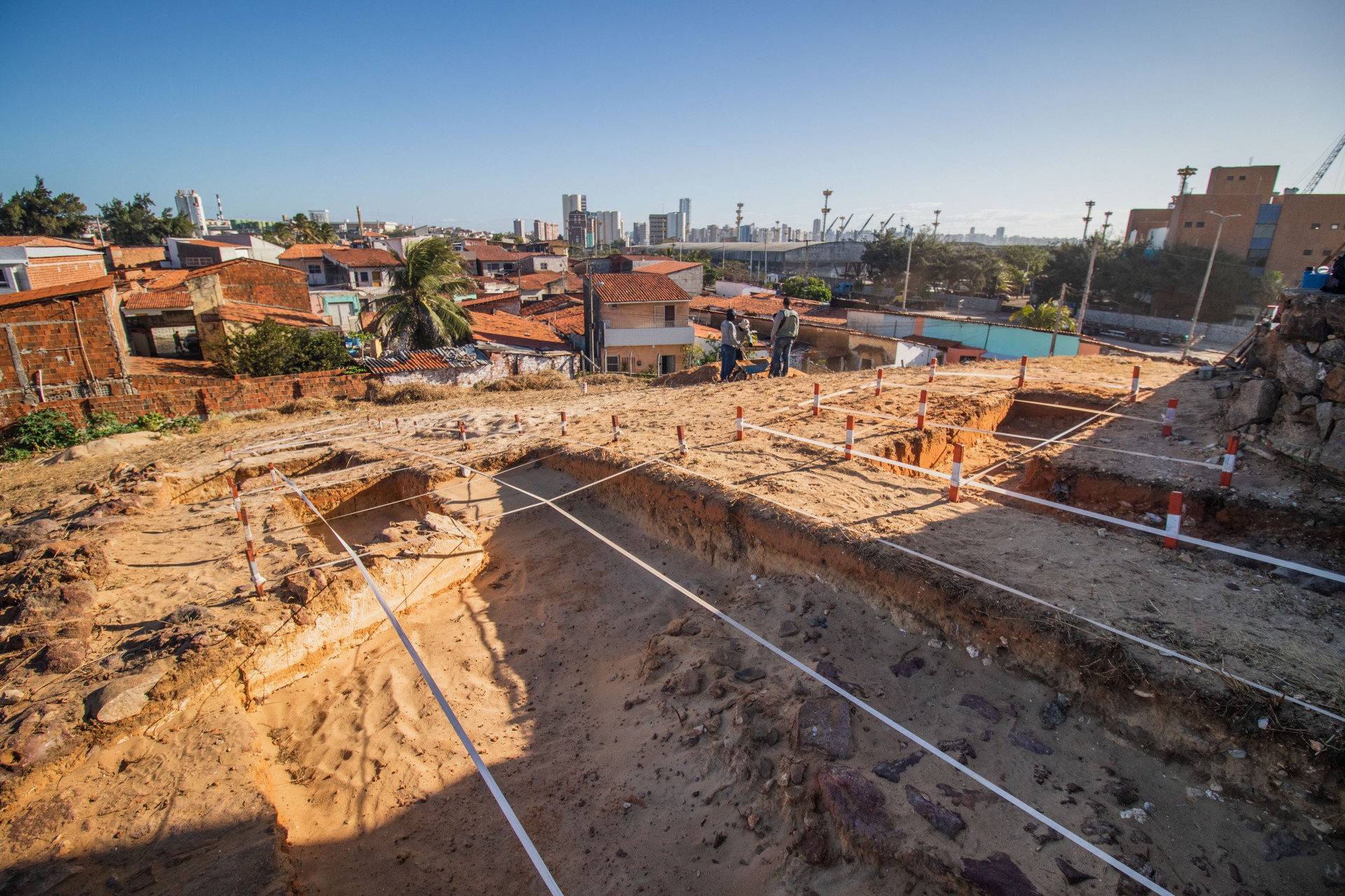 Estruturas escavadas são de edificação militar provavelmente construída nos séculos 18 ou 17(Foto: FERNANDA BARROS)
