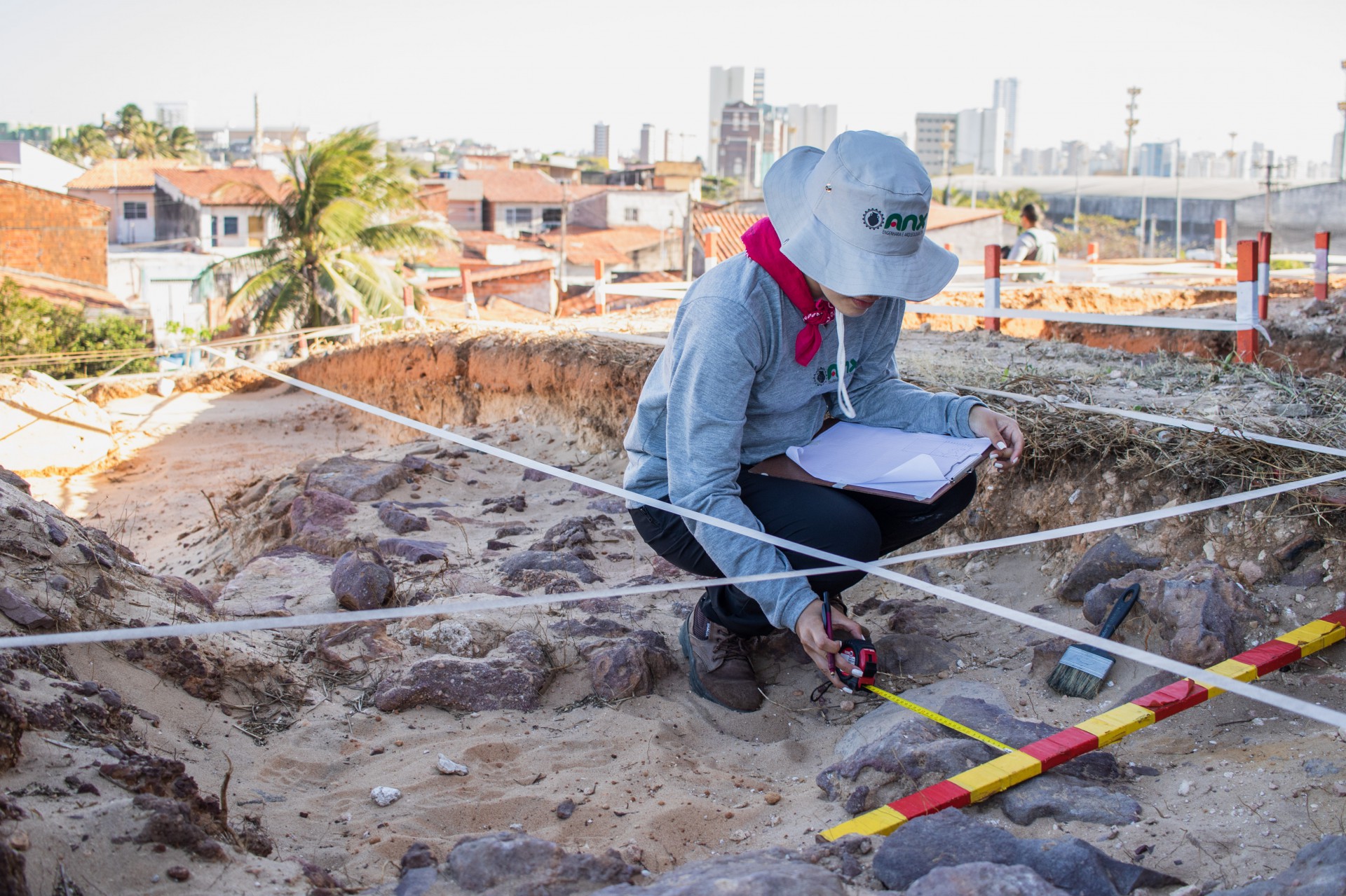 A arqueóloga Luara Ferreira Lima desenhou a planta da escavação nessa segunda-feira, 14(Foto: FERNANDA BARROS)