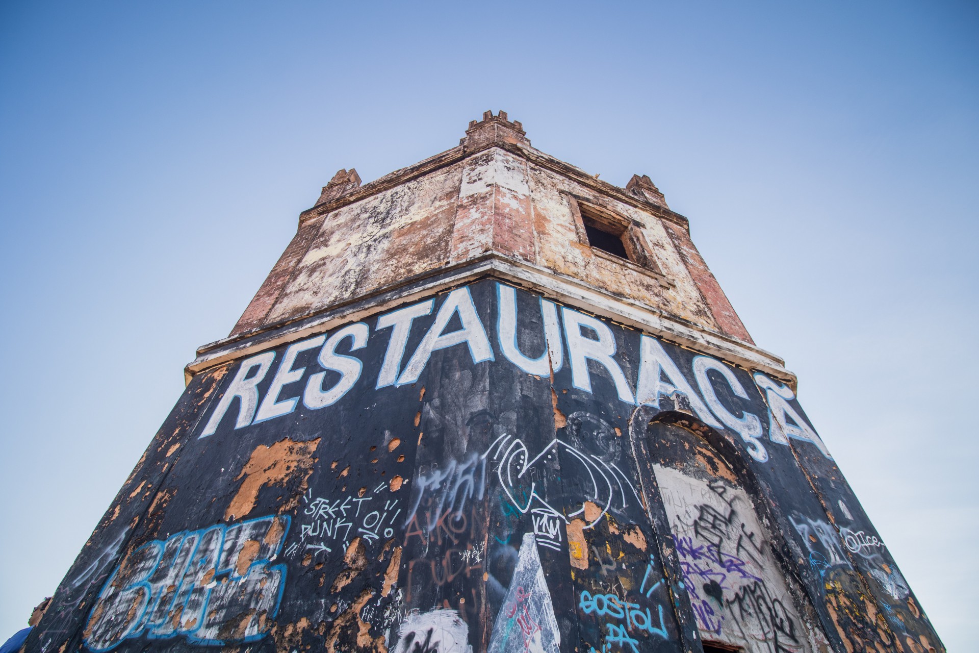 A palavra "restauração" está pintada na parede do Farol(Foto: FERNANDA BARROS)