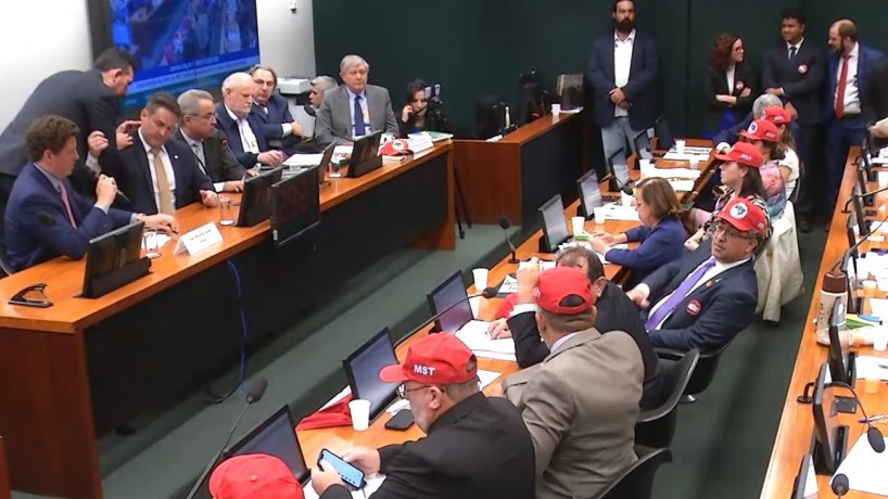 Sessão da CPI do MST escuta o economista João Pedro Stédile