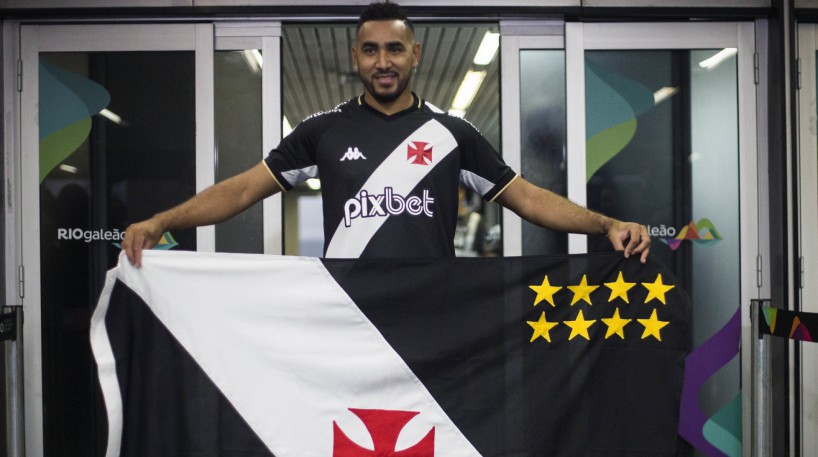 Refor&ccedil;o do Vasco, meia Payet desembarca no Rio de Janeiro com festa da torcida