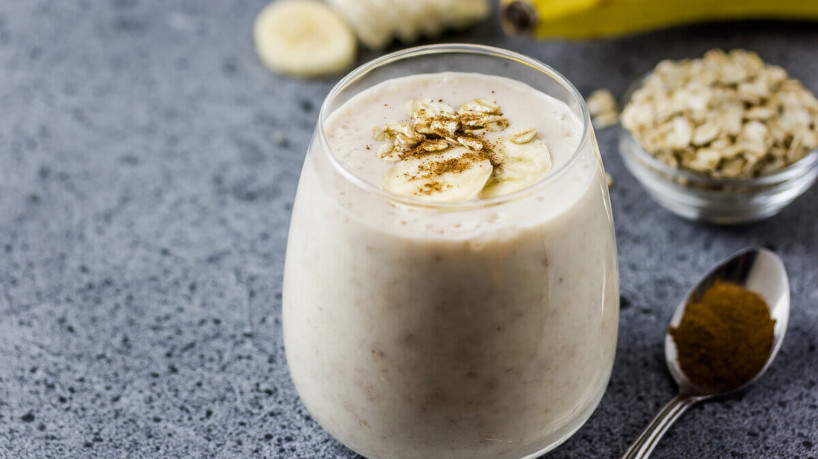 Vitamina de banana com aveia (Imagem: Irina Rostokina | Shutterstock)
