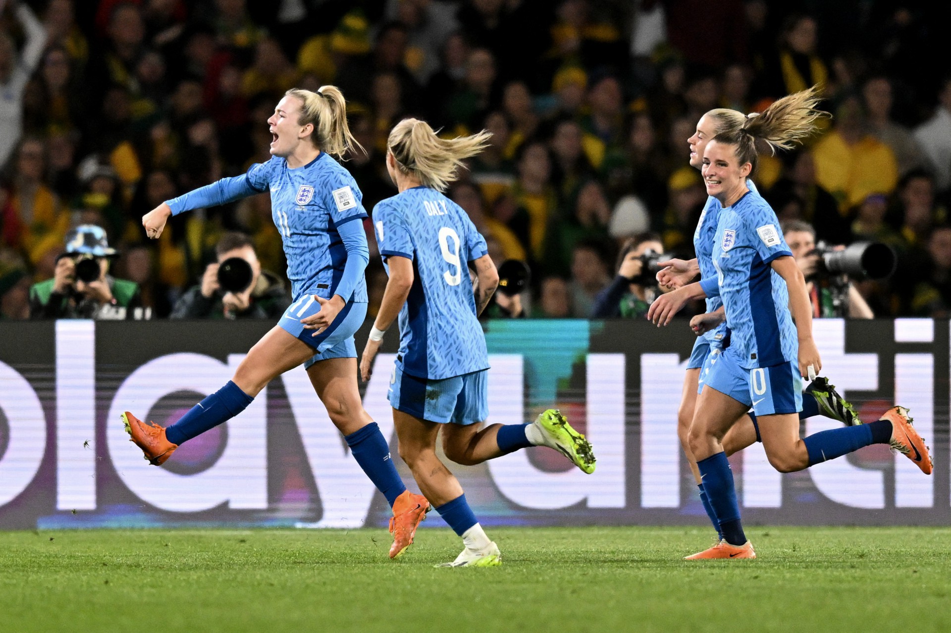Jogadoras da Inglaterra comemoram gol na semifinal da Copa do Mundo Feminina 2023 (Foto: Izhar KHAN / AFP)