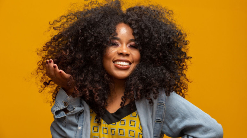 Veja como manter a beleza e a durabilidade do seu mega hair (Imagem: Brastock| Shutterstock)