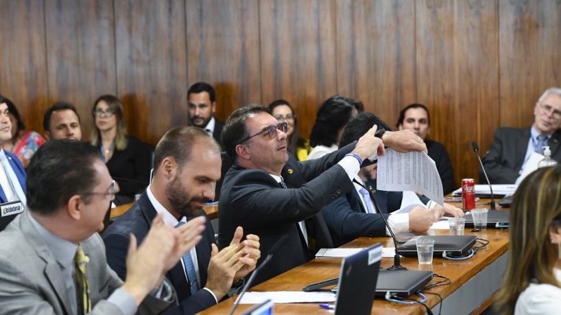 Deputados Sóstenes Cavalcante (PL-RJ), Eduardo Bolsonaro (PL-SP), senador Flávio Bolsonaro (PL-RJ), em pronunciamento, e senador Marcos do Val (Podemos-ES)