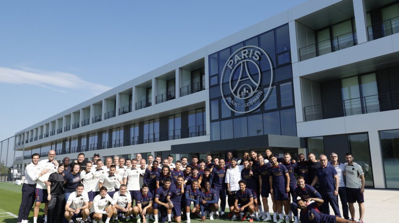 Neymar se despede do PSG em foto com atletas e funcionários do clube francês