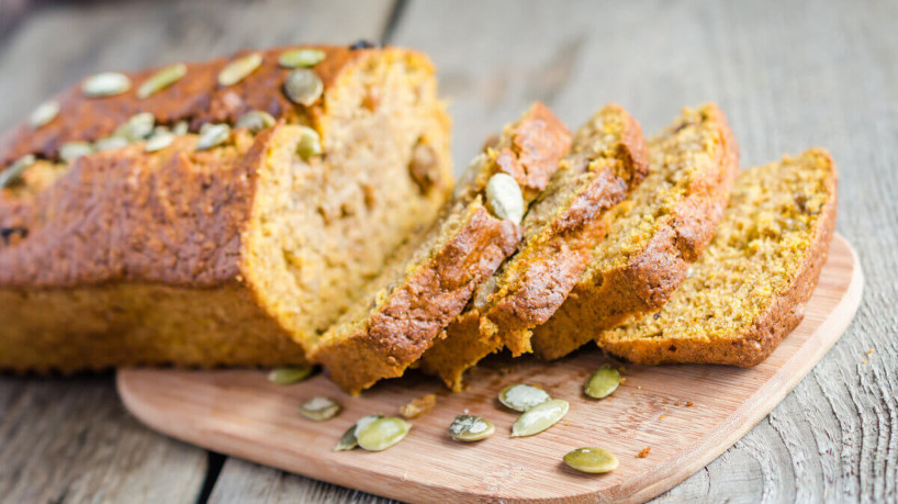 Pão com sementes de abóbora (Imagem: Alexander Prokopenko | Shutterstock)