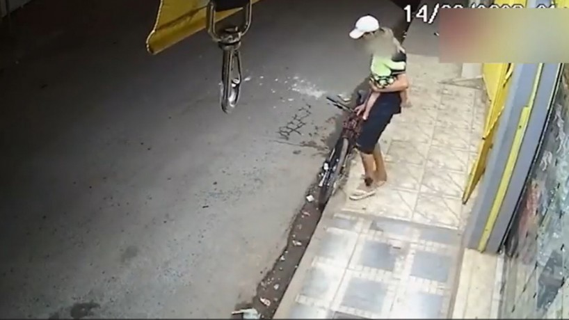 Pai segura filho no colo enquanto furta uma bicicleta no Distrito Federal