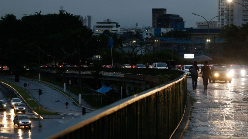 São Paulo (SP),14/03/2023 - Chuva deixa São Paulo em estado de atenção no final da tarde, vista no Viaduto Pompéia. Foto: Fernando Frazão/Agência Brasil