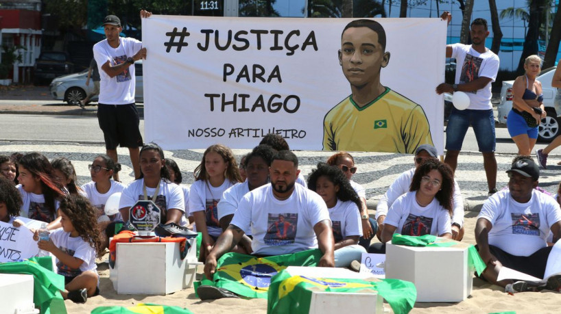 Ato em Copacabana pede justiça por rapaz morto em ação policial