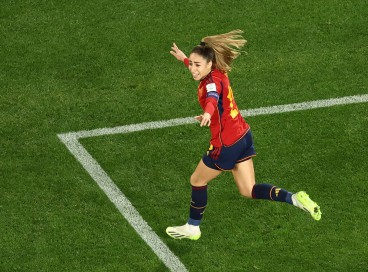 Jogadora da Espanha comemora gol marcado 