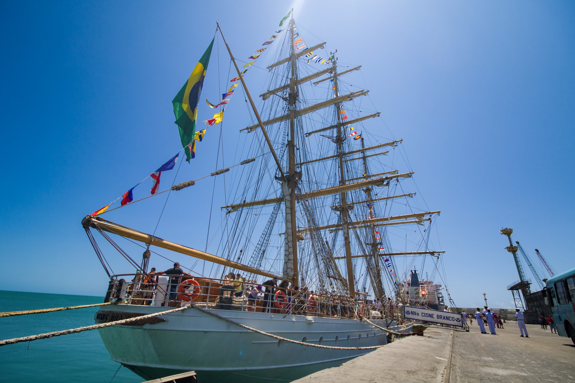 ￼ EM FORTALEZA, o veleiro Cisne Branco, da Marinha do Brasil, foi visitado por dezenas de curiosos (Foto: Samuel Setubal)
