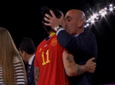 Rubiales, presidente da Federação Espanhola de Futebol, beija a atacante Jenni Hermoso 
