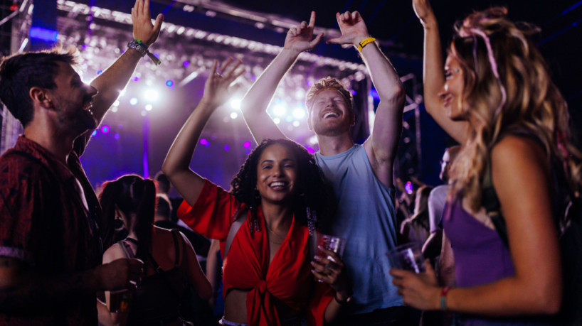 Além das performances musicais, o festival terá uma área com montanha-russa, mega drop, roda-gigante e tirolesa (Imagem: bbernard | Shutterstock)