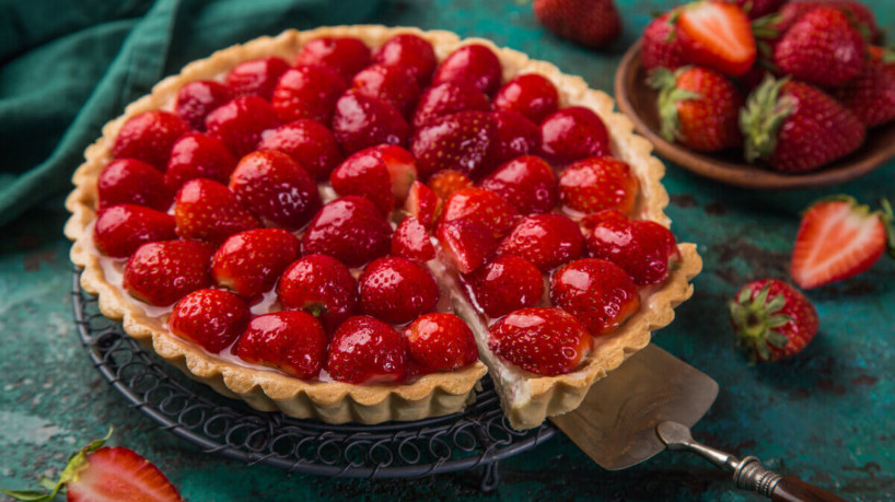 Torta de morango (Imagem: Anna Shepulova | Shutterstock)