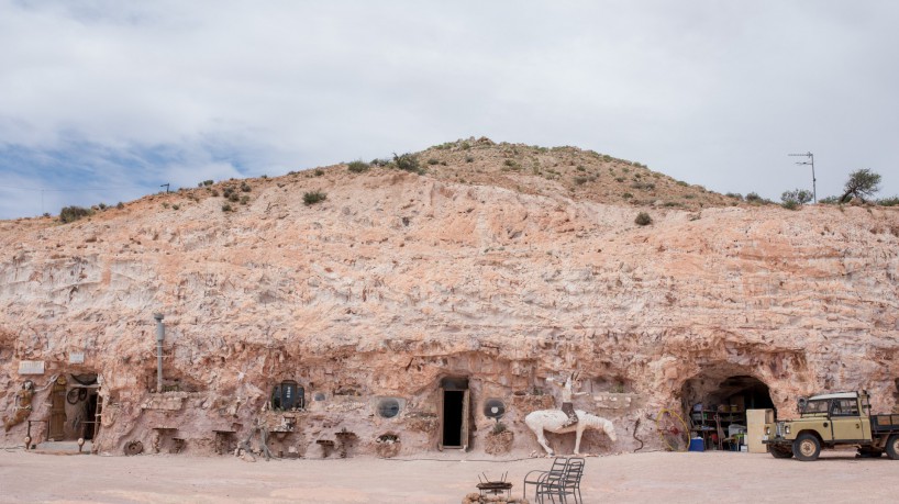 Casas, comércios e até igrejas ficam sob a terra em Coober Pedy