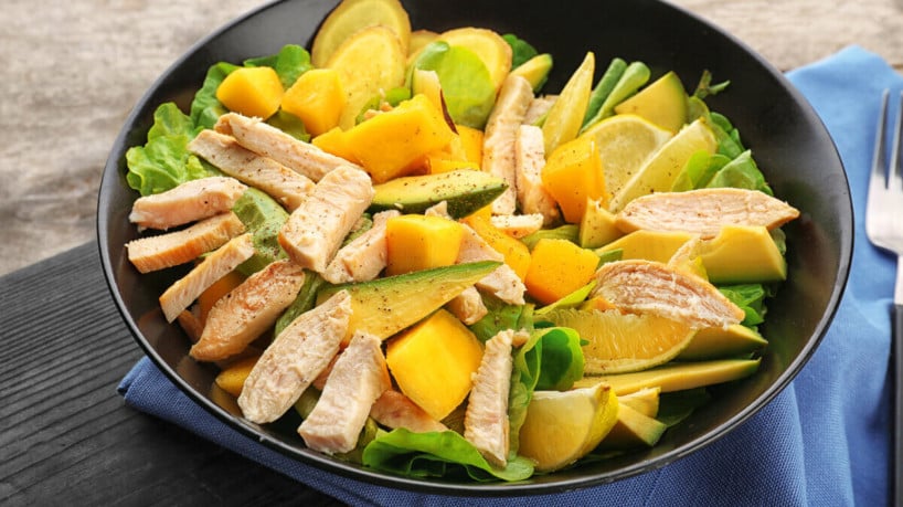 Salada de frango com manga (Imagem: Africa Studio | Shutterstock)