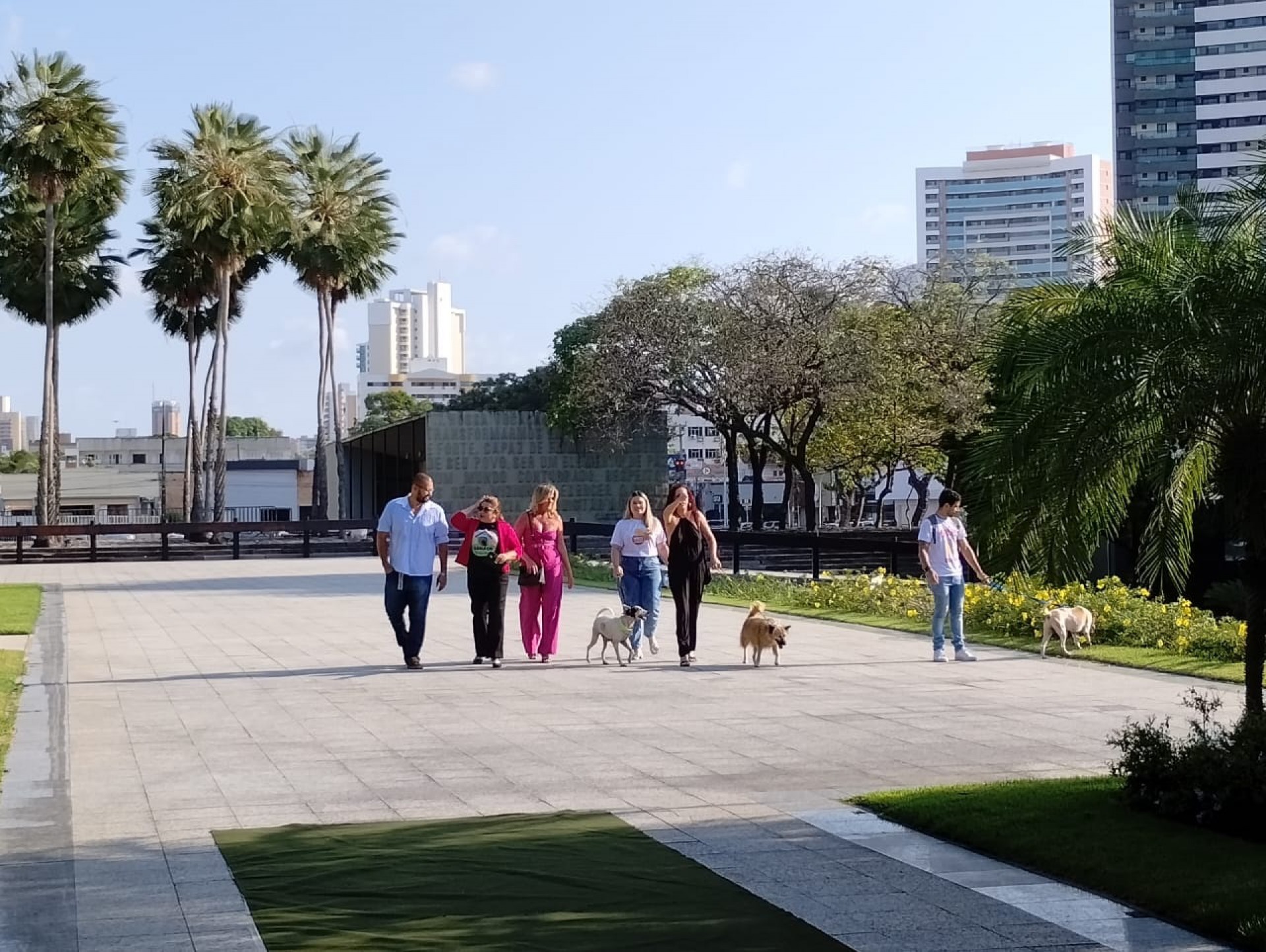 Convidados chegam para posse de Célio Studart na Secretaria da Proteção Animal, no Palácio da Abolição