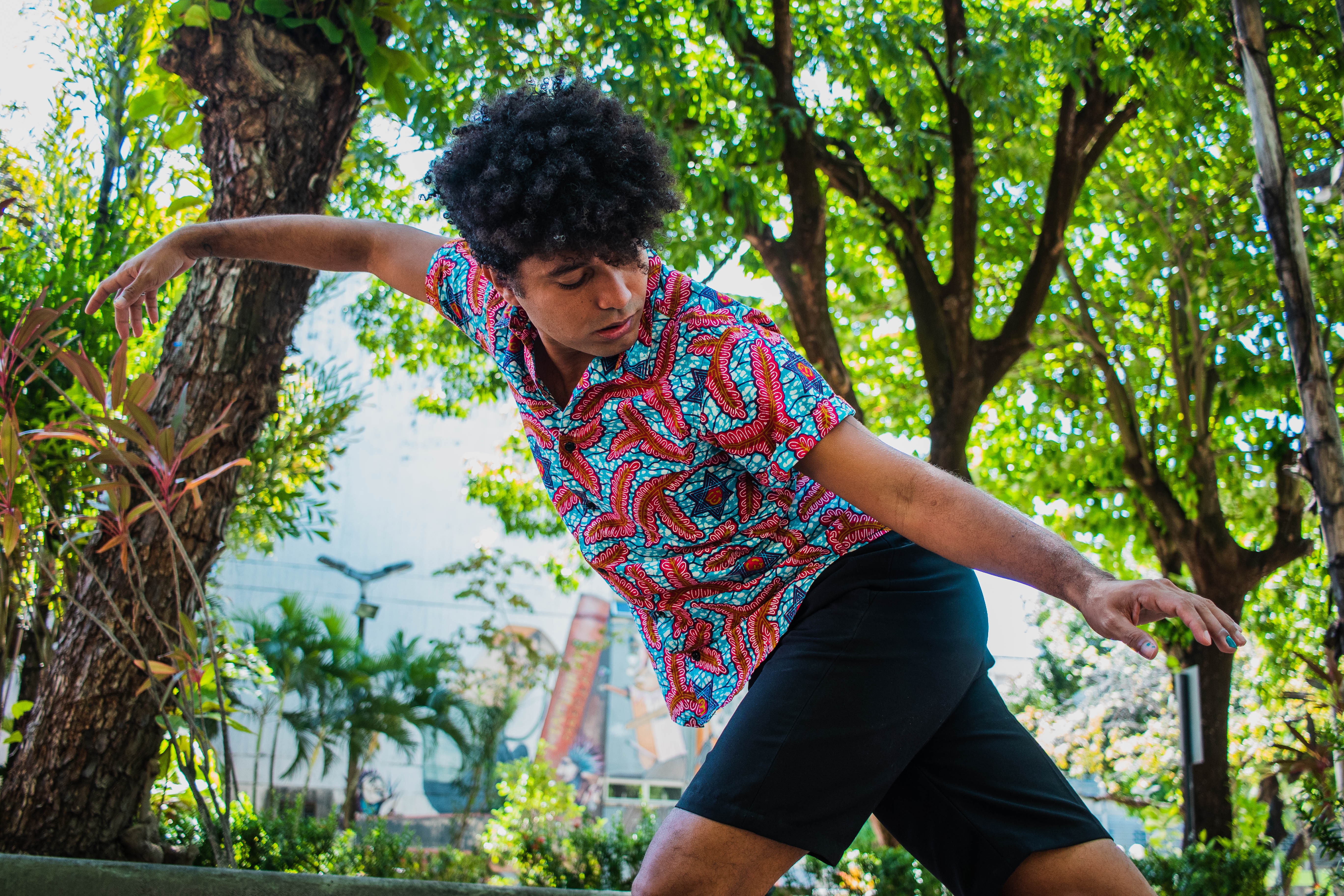 O artista Rubéns Lopes acessou a política de cotas pela primeira vez em 2004 e viu sua trajetória ser impulsionada pelas políticas afirmativas (Foto: Fernanda Barros/O POVO)