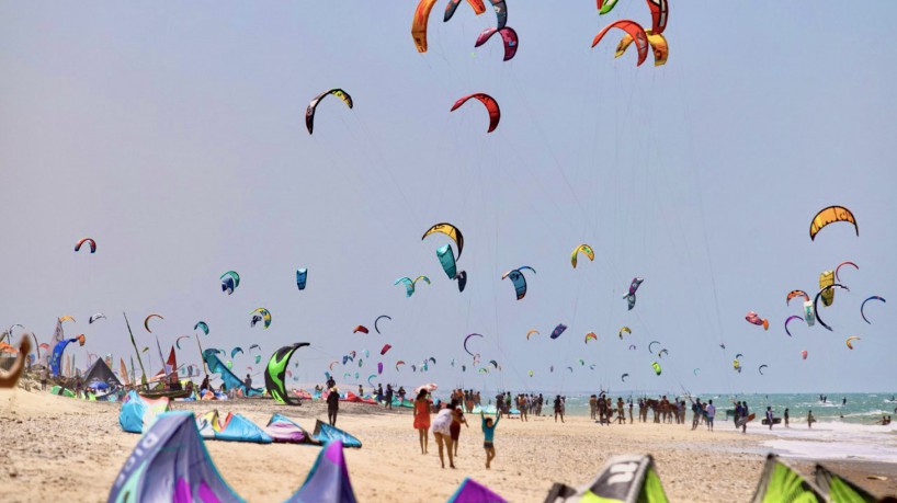 Kitesurfe é uma âncora do turismo esportivo no Cumbuco, em Caucaia, na Região Metropolitana de Fortaleza
