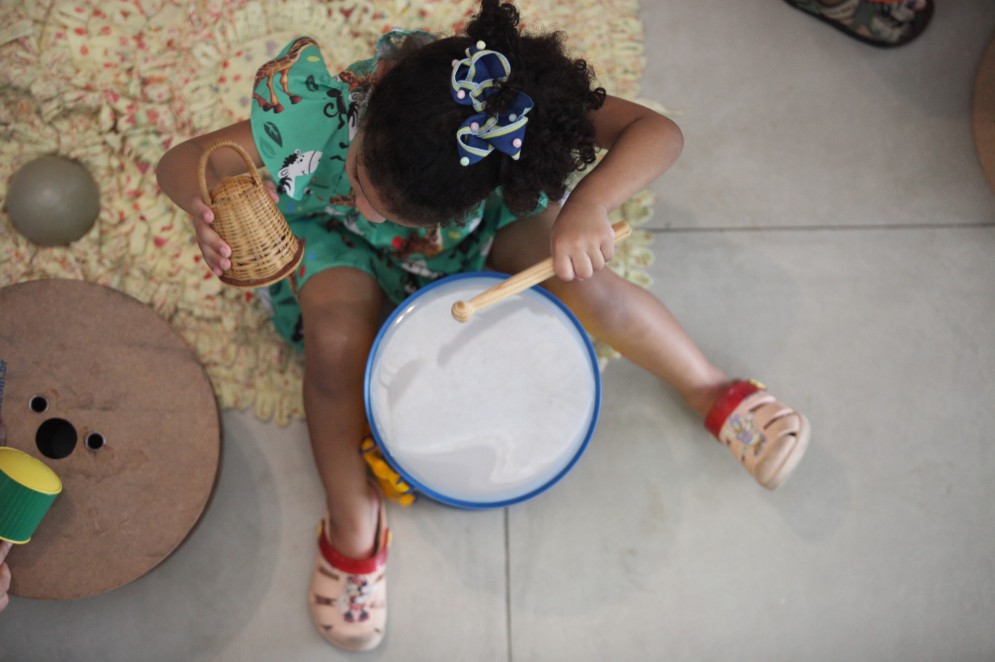 Criança brinca durante Mostra da Educação Infantil sobre as relações étnico-raciais no cotidiano da Educação Infantil, no Cuca José Walter(Foto: FÁBIO LIMA)