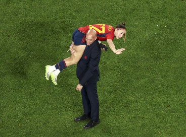 Presidente da Federação Espanhola, Luis Rubiales carrega a jogadora Athenea del Castillo no ombro após conquista do título da Copa do Mundo Feminina 