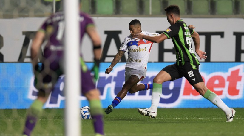 Marinho e Danilo Avelar disputam lance no jogo América-MG x Fortaleza, no Independência, pela Copa Sul-Americana 2023