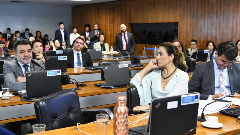 CPMI dos atos golpistas de 8 de janeiro: deputado pastor Marco Feliciano (Podemos-SP), à esquerda, observado pela senadora Soraya Thronicke (Podemos-MS)