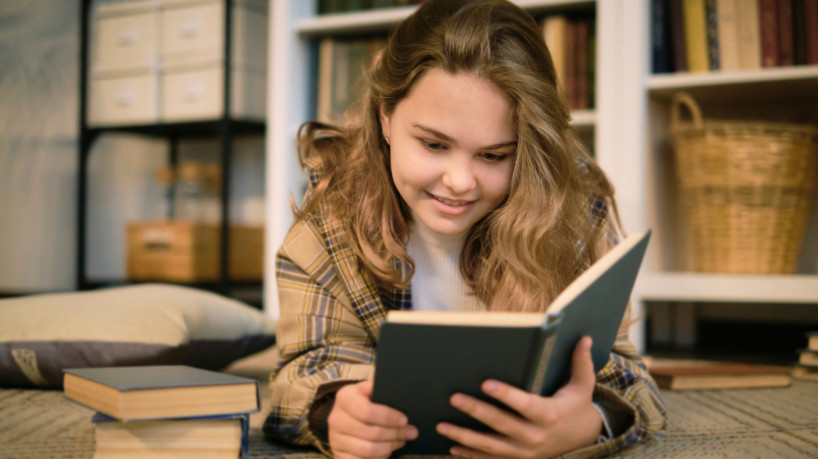 Os livros ajudam a compreender a história (Imagem: Yavdat | Shutterstock)